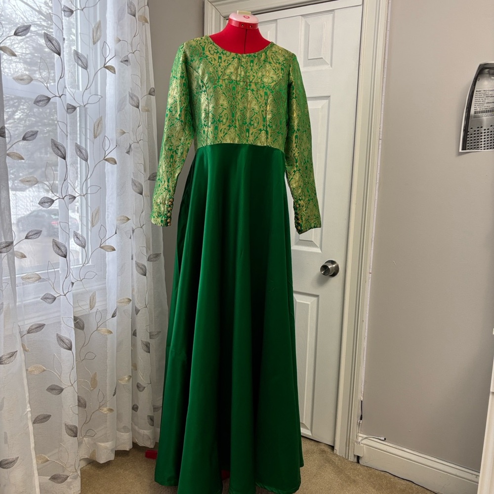 Elegant Green Long Sleeve Gown